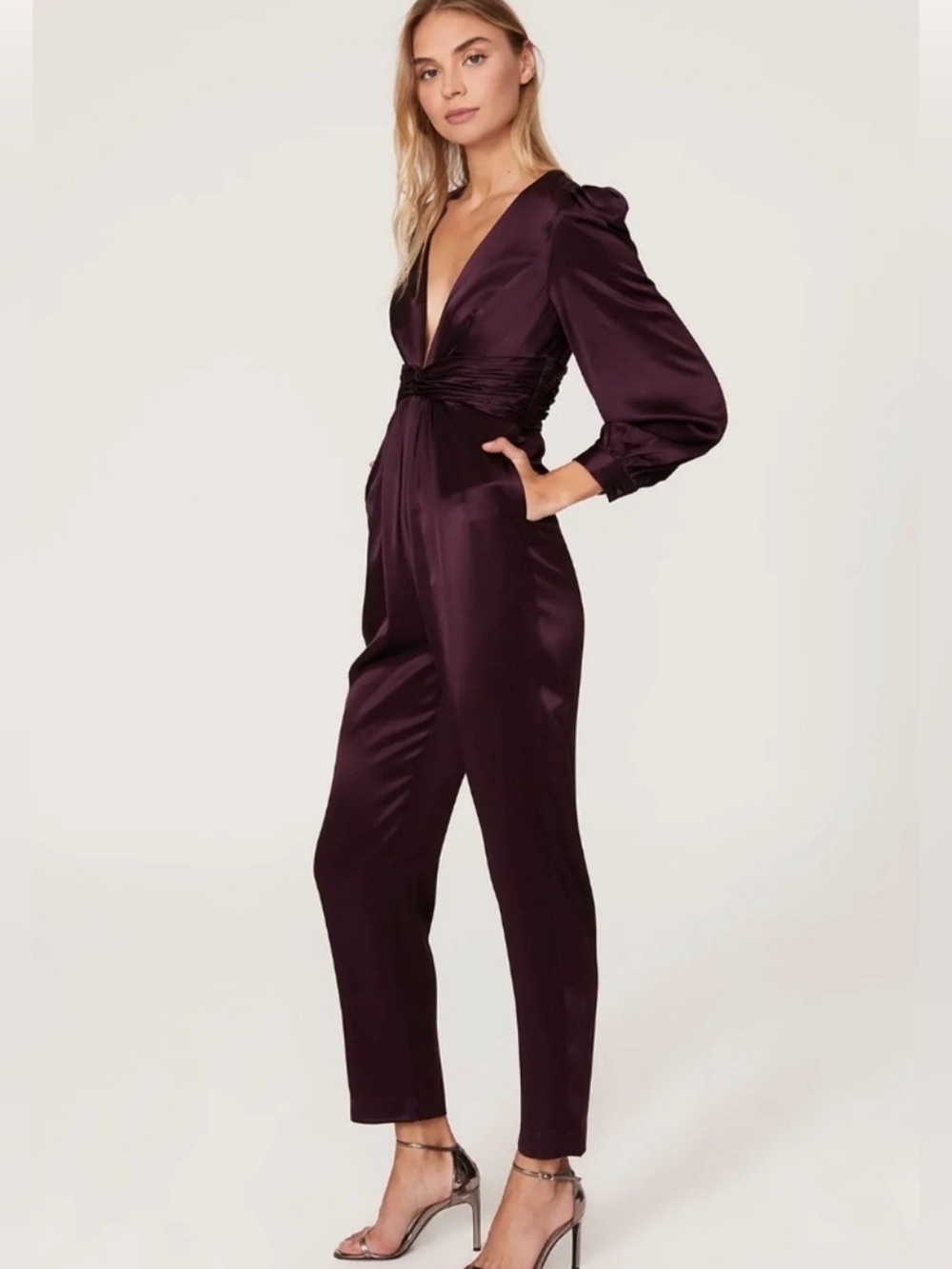 NWT Long Sleeve Ruched
Plunging Neck Jumpsuit Mac
Duggal Plum size 10